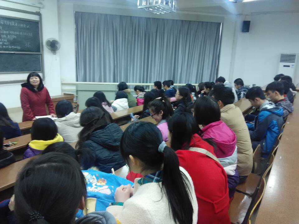 (唐媛老师在发表讲话)